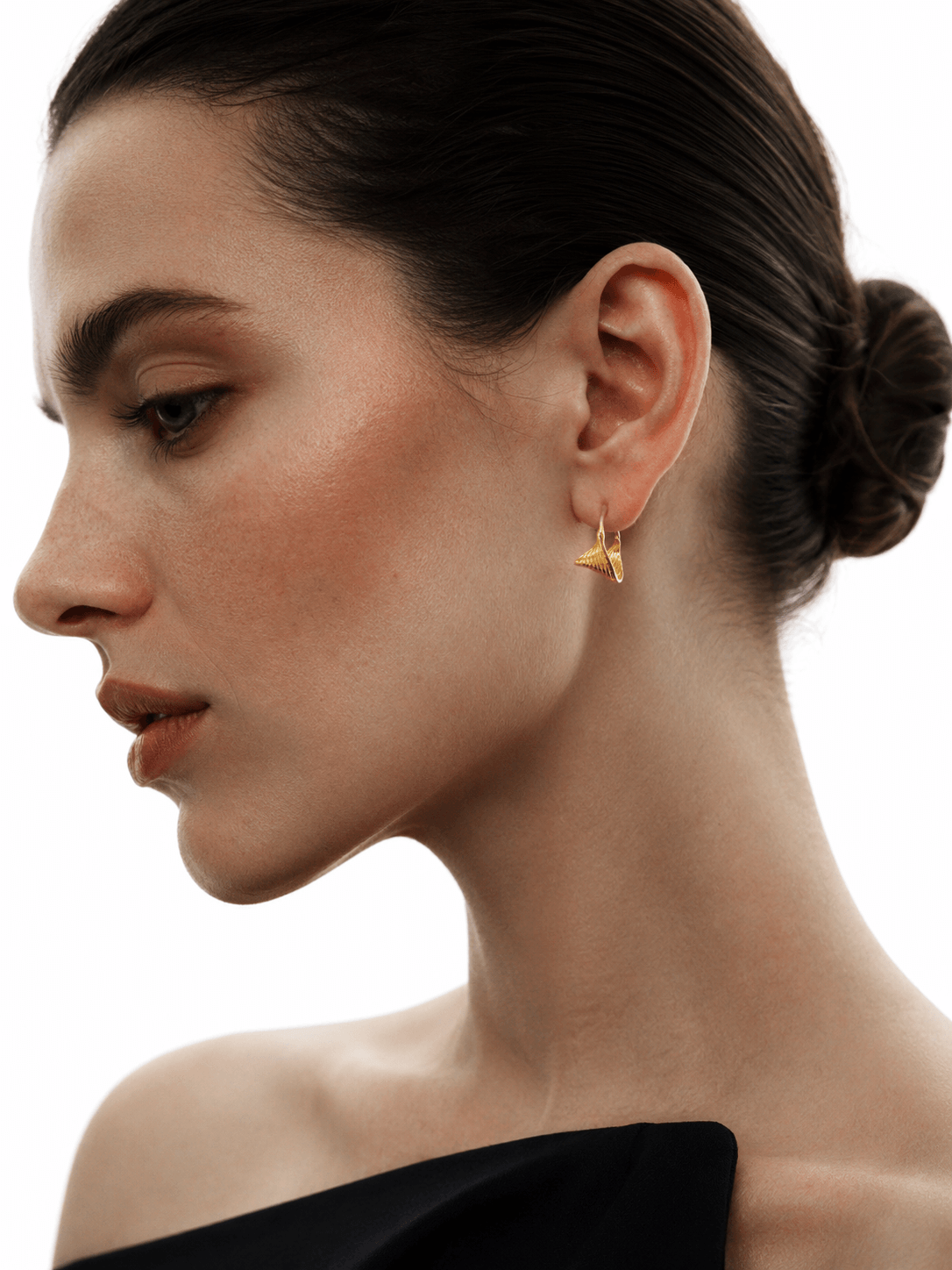 Ribbed Conch C-Hoop Earrings
